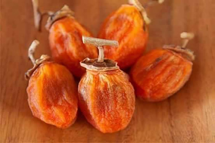 Cách chữa viêm amidan bằng dân gian với hồng khô đơn giản, dễ thực hiện