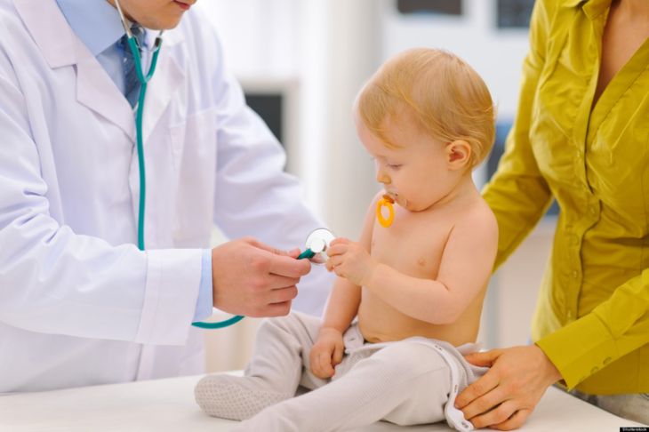 Đối với trẻ nhỏ thì vấn đề bị viêm tai giữa rồi có tiêm phòng được không thì phụ huynh cần tham khảo ý kiến của bác sĩ