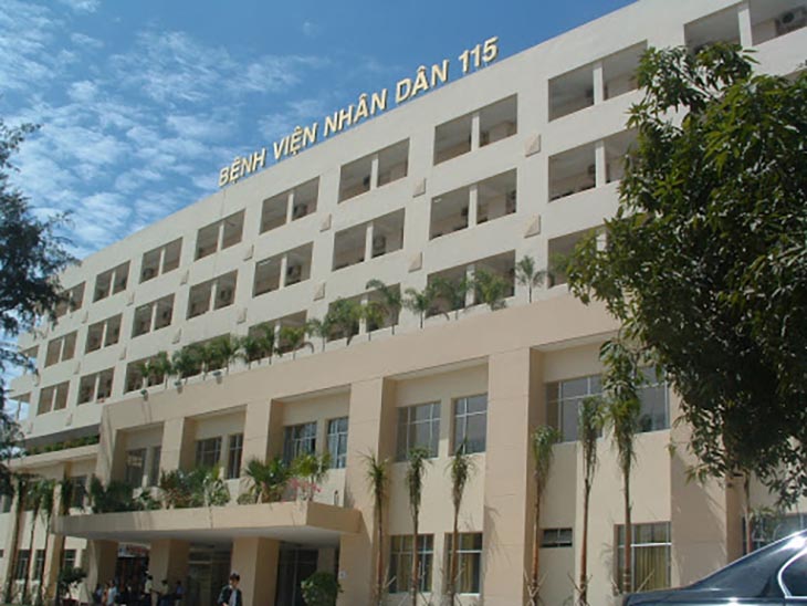 Bầu trời xanh cùng toà bệnh viện nhân dân 115 màu trắng