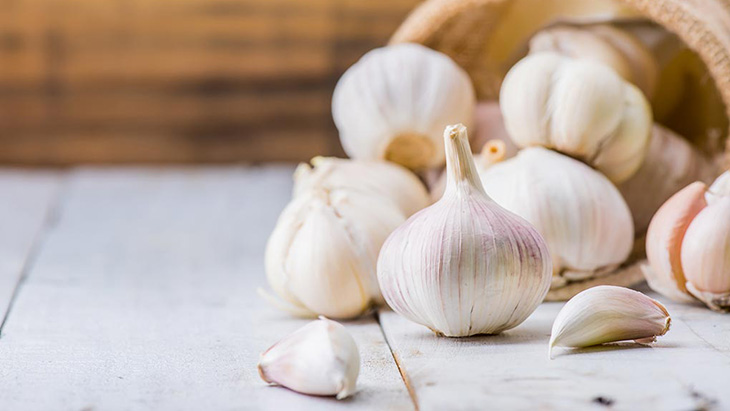 Tỏi là cái tên hàng đầu trong danh sách những cách chữa viêm amidan tại nhà cho trẻ