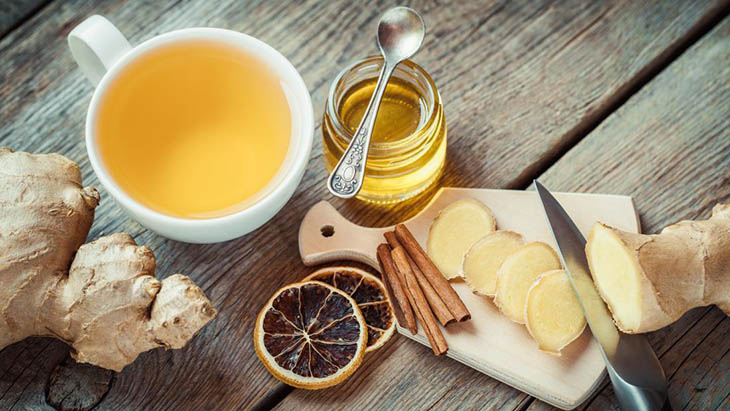 Mật ong cũng giúp giảm ho và đau rát cổ họng