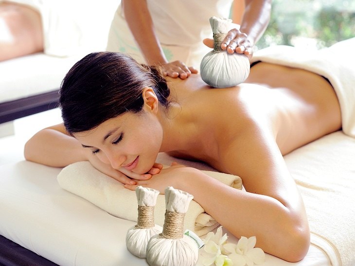 Chườm nóng là cách chữa thoát vị đĩa đệm tại nhà giúp giảm đau nhanh nhất