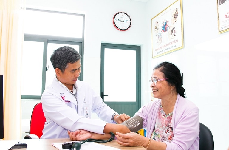 Chủ động đi khám bác sĩ khi uống rượu nổi mề đay nghiêm trọng