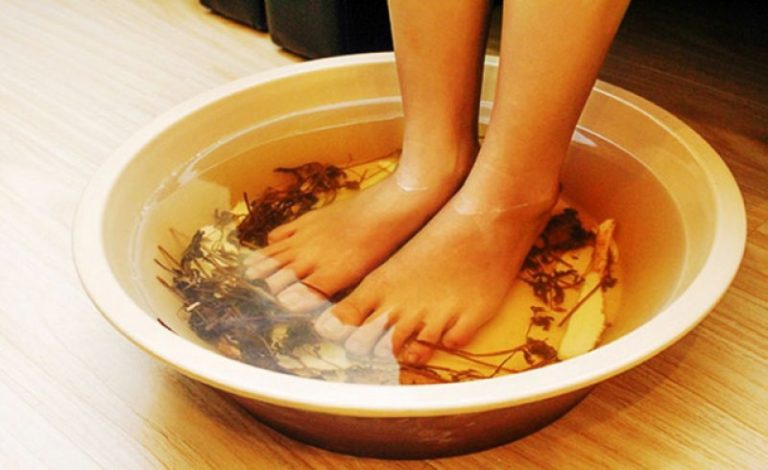 Ngâm chân trước khi đi ngủ giúp lưu thông khí huyết, cải thiện chất lượng giấc ngủ