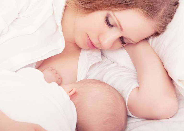 Mẹ bị nổi mề đay có nên cho con bú là thắc mắc chung của nhiều mẹ