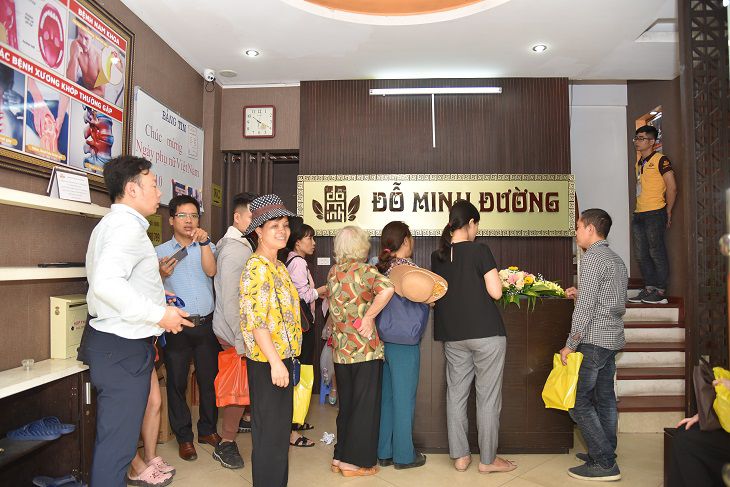 Khách hàng chờ đến lượt chữa bệnh tại Đỗ Minh Đường