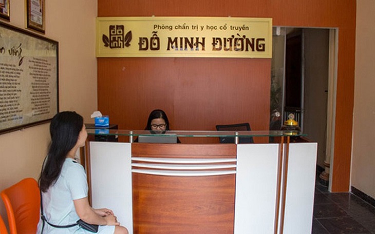 Một khách nữ đang chờ tư vấn tại Đỗ Minh Đường