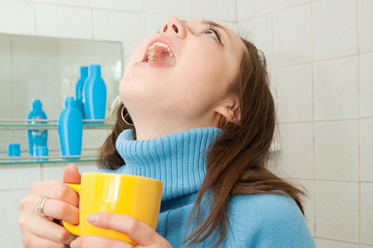 Thường xuyên răng miệng và vòm họng bằng nước muối sinh lý