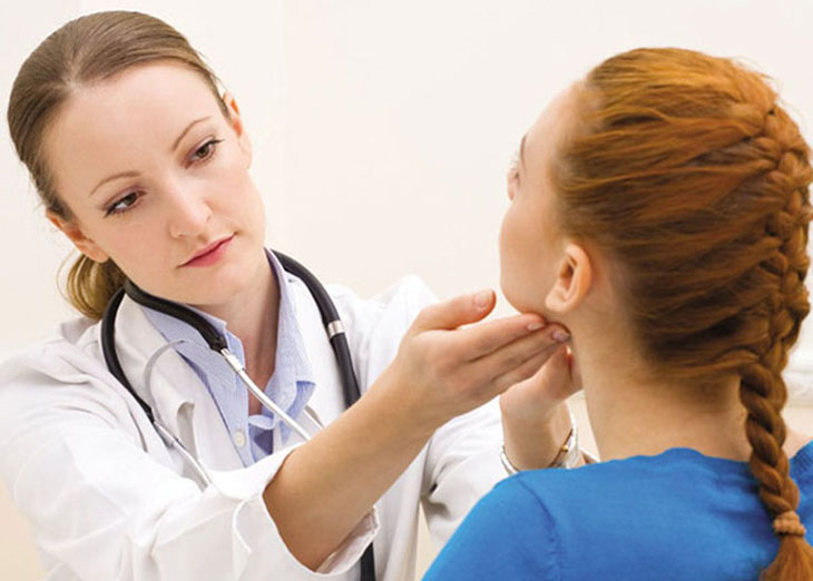 Đi thăm khám để có phương pháp điều trị viêm amidan mãn tính phù hợp