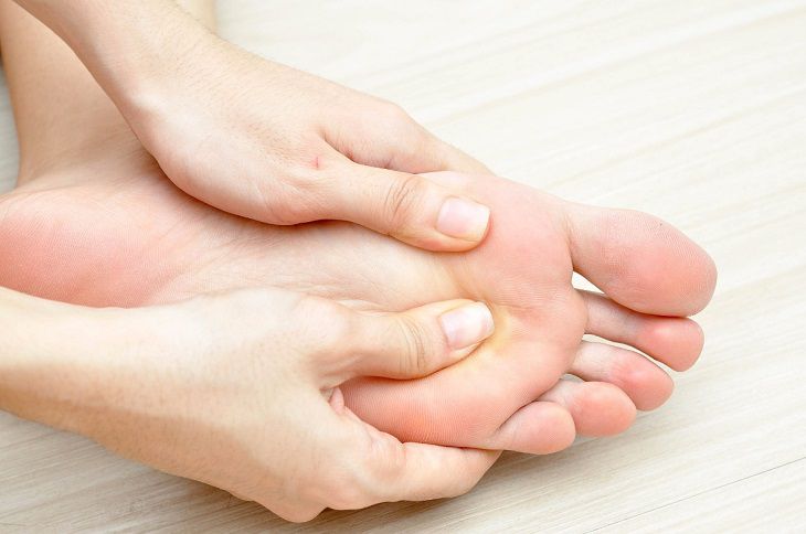 Bấm huyệt dũng tuyền chữa viêm mũi dị ứng