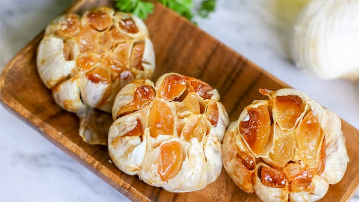 Sử dụng tỏi nướng là mẹo chữa viêm họng từ tỏi đơn giản nhất