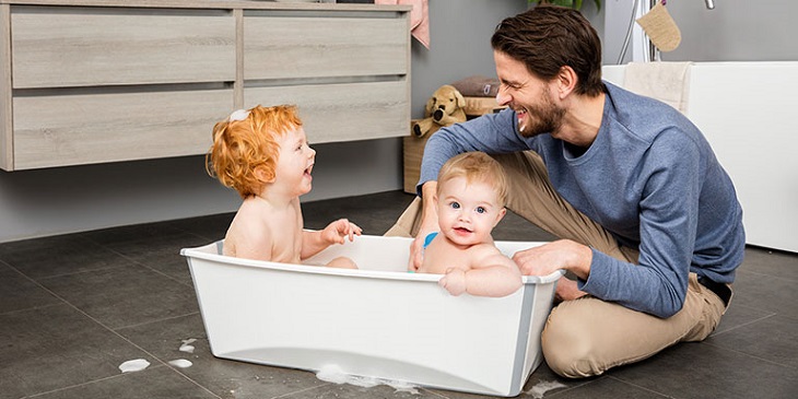 Nên vệ sinh da thường xuyên để phòng trẻ nổi mẩn đỏ khắp người