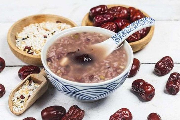 Người bị xuất huyết bao tử nên ăn cháo gạo nếp táo đỏ