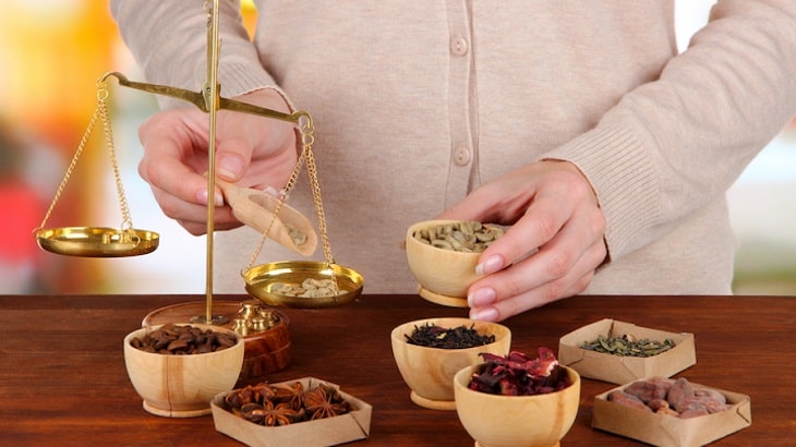 Thuốc đông y được bốc, chia thang sau khi thăm khám Thuốc đông y được bốc, chia thang sau khi thăm khám