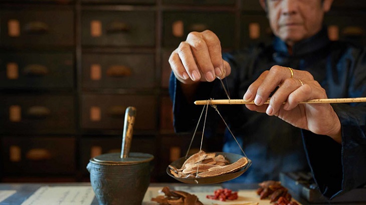 Nên kiểm tra lại chất lượng và liều lượng trước khi sắc Nên kiểm tra lại chất lượng và liều lượng trước khi sắc