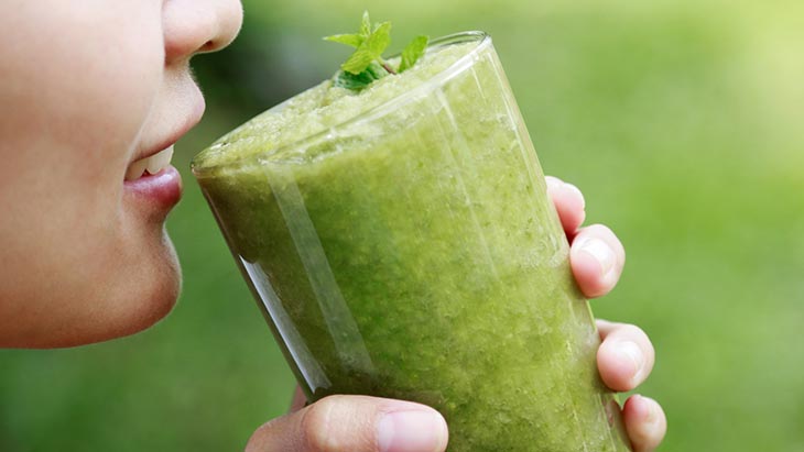 Uống nước ép hàng ngày sẽ giúp thanh lọc cơ thể, làm dịu triệu chứng của bệnh viêm mũi dị ứng do thời tiết gây nên