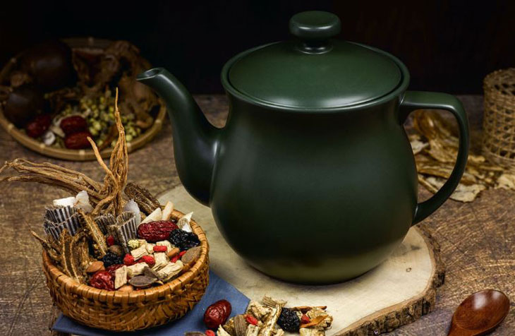 Sử dụng ấm sắc thuốc Đông y bằng đất nung và sứ là hiệu quả nhất