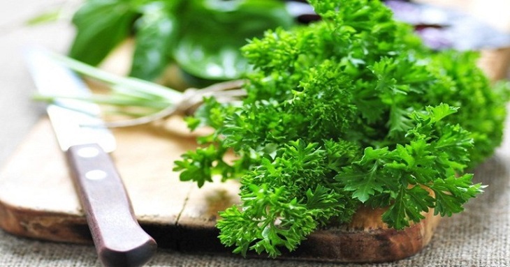 Bị trào ngược dạ dày ăn mùi tây rất tốt