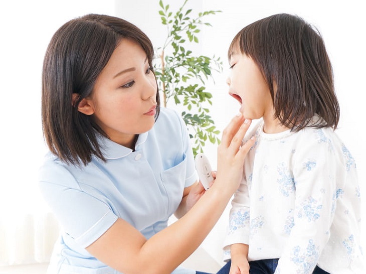 Trẻ bị viêm họng nhưng không ho cần được cha mẹ chú ý quan sát