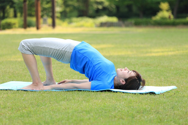 Tư thế cây cầu điều trị thoát vị đĩa đệm