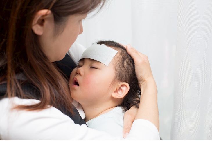 Sốt cao là triệu chứng điển hình của viêm họng cấp ở trẻ