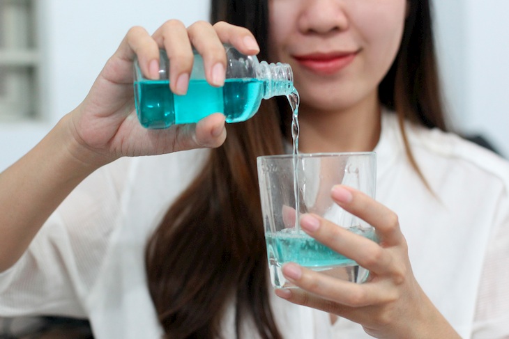 Nên dùng thuốc súc họng thường xuyên để triệu chứng bệnh giảm nhanh chóng