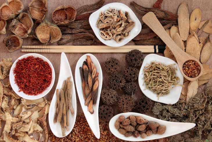 Đông y là giải pháp trị bệnh an toàn thường được ưu tiên sử dụng