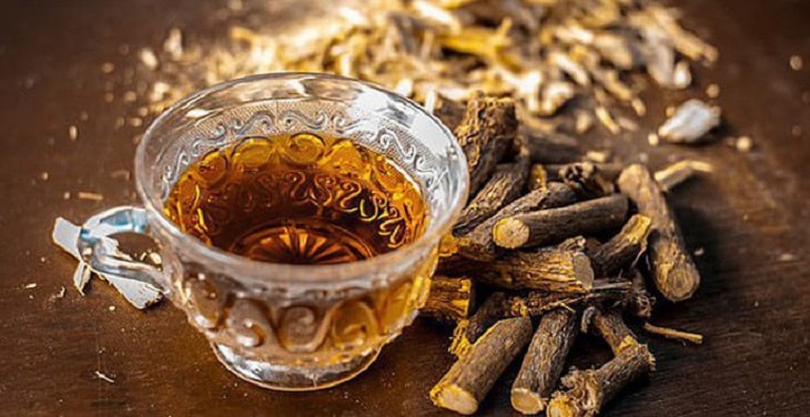 Bạn có thể hòa cam thảo tươi hoặc khô cùng với nước ấm và uống để ngăn chặn ợ chua.