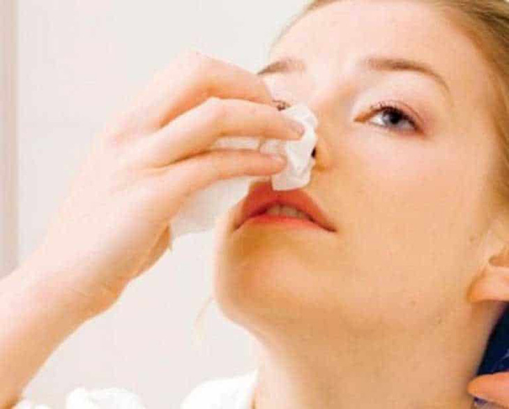 Người bệnh cần cầm máu tại nhà rồi lập tức đến gặp bác sĩ
