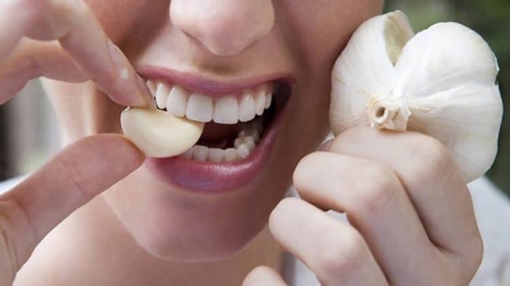 Ăn tỏi trực tiếp là cách chữa bệnh tiện lợi