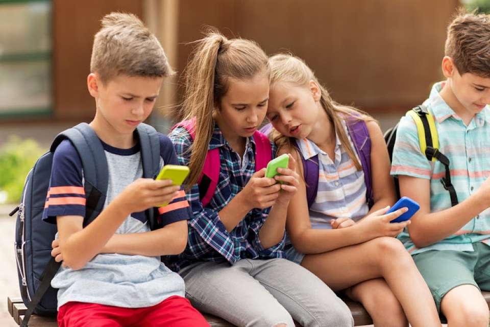 Nghiện smartphone là một trong những nguyên nhân chính gây thoái hóa đốt sống cổ ở người trẻ tuổi