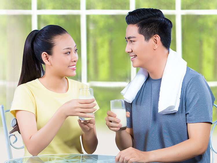 Dùng sữa vào bữa sáng, bữa tối hoặc sau khi tập luyện thể dục là sự lựa chọn lý tưởng