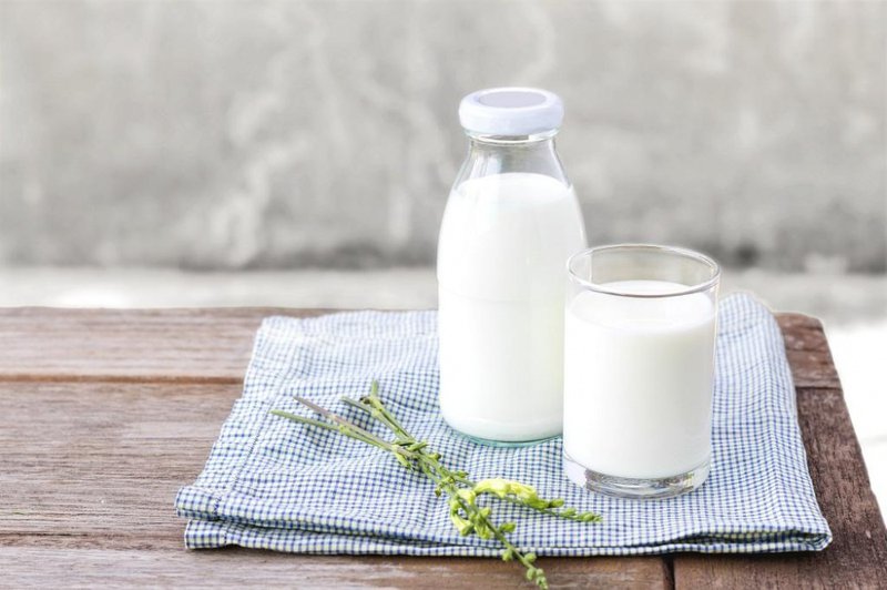 Người bệnh thoái hóa cột sống nên uống sữa gì để hỗ trợ trị bệnh? 
