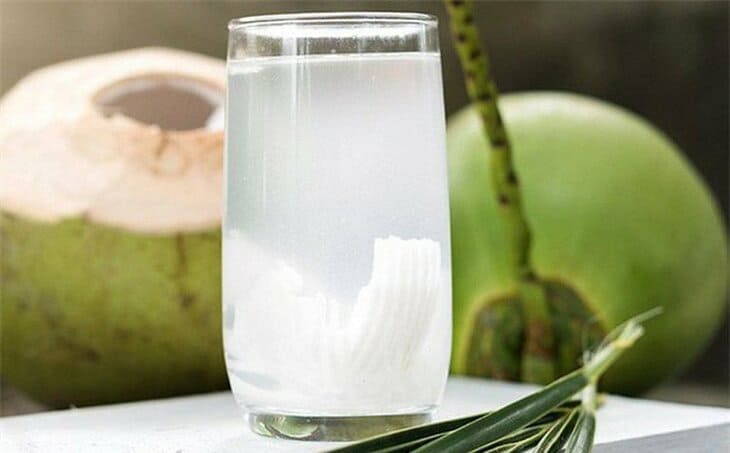 Cách làm giảm axit dạ dày cho bà bầu nhờ nước dừa