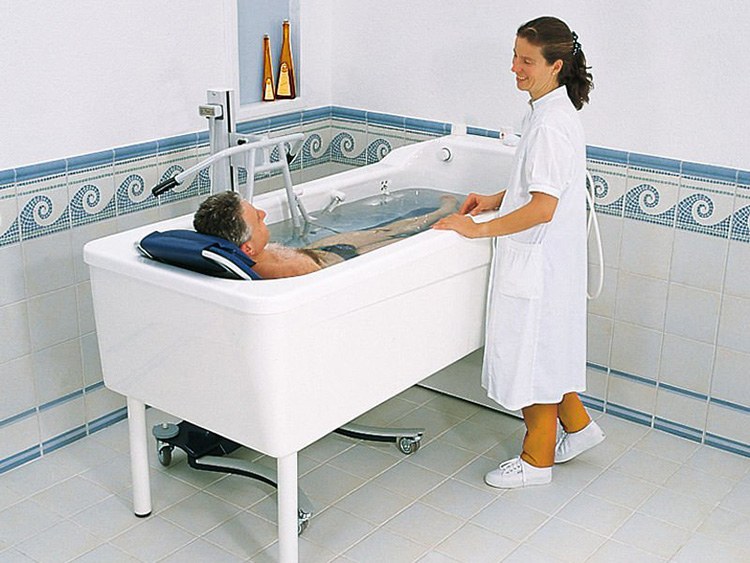 Dưới áp lực của nước, trọng lực giảm, người bị thoát vị đĩa đệm vận động không chịu đau nhức.