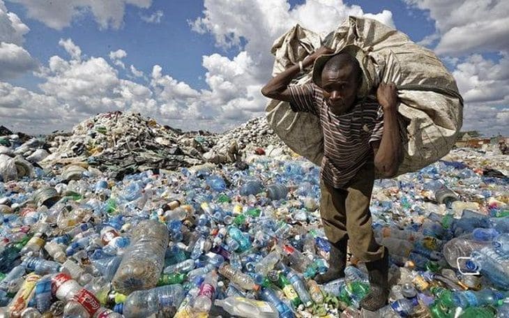 Nguồn nước, khói bụi hay không khí ô nhiễm là những tác nhân khiến da đầu xuất hiện gàu, nhanh bẩn.