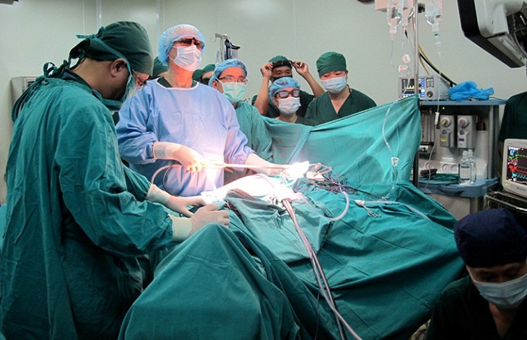 Trình độ bác sĩ và phẫu thuật viên là tiêu chí lựa chọn địa điểm mổ thoát vị đĩa đệm.