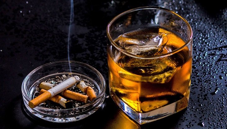 Rượu, bia và các chất kích thích khác vừa không tốt với bệnh ho vừa làm suy giảm sức khỏe