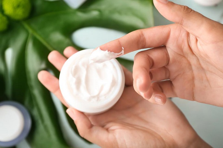 Dùng kem dưỡng giúp giảm khô da, giảm ngứa rất tốt