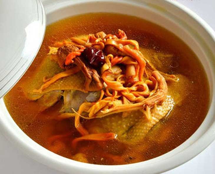 Cháo gà nấu cùng đông trùng hạ thảo