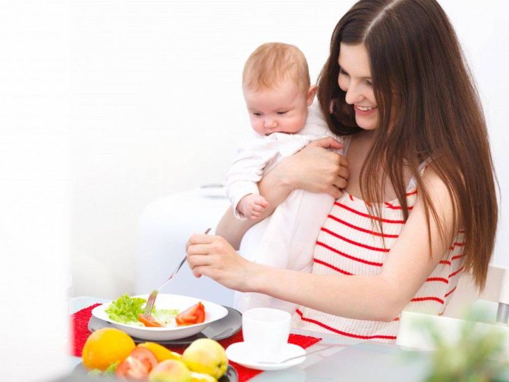 Cân bằng chế độ dinh dưỡng sau sinh phòng bệnh giảm trí nhớ