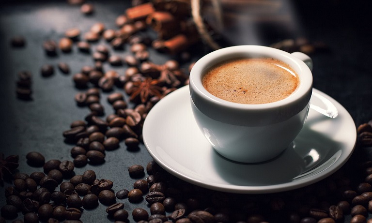 Không nên dùng thức uống chứa caffein
