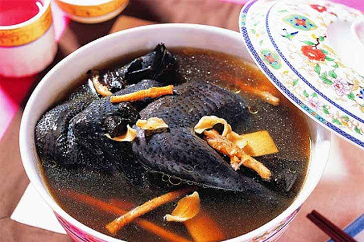 Gà ác hầm trùng thảo giúp chị em lấy lại làn da mơ ước