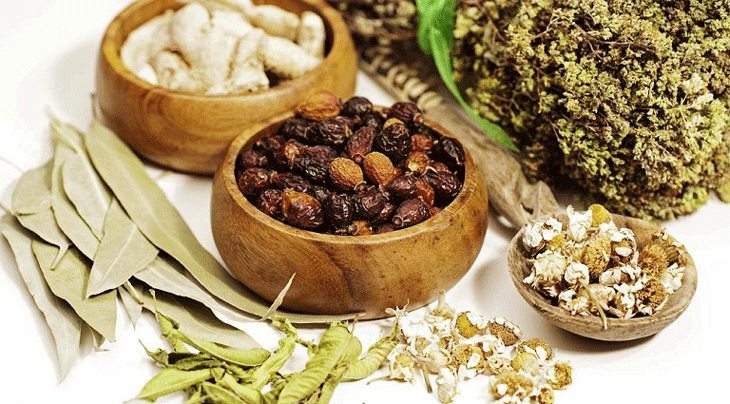 Đông Y sử dụng những dược liệu tự nhiên để bào chế ra phương thuốc giúp giảm đau, kháng viêm.