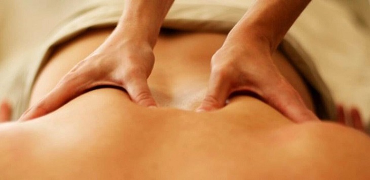 Bấm huyệt giúp kích thích cơ quan thụ cảm, thư giãn cơ từ đó  làm giảm các giác đau nhức