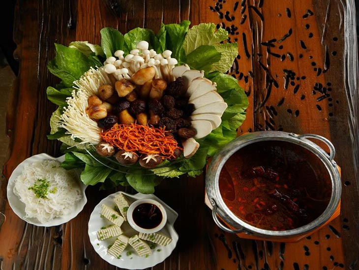 Độc lạ món lẩu đông trùng hạ thảo thơm ngon