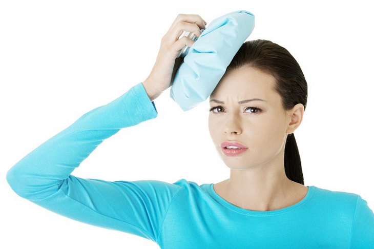 Nhiệt lạnh có tác dụng giúp các mao mạch máu thu nhỏ lại và cải thiện lưu thông đến trán, nhờ vậy mà các cơn đau sẽ được giảm đáng kể