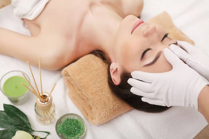 Sử dụng tinh dầu massage là một trong những cách giúp giảm đau đầu hiệu quả
