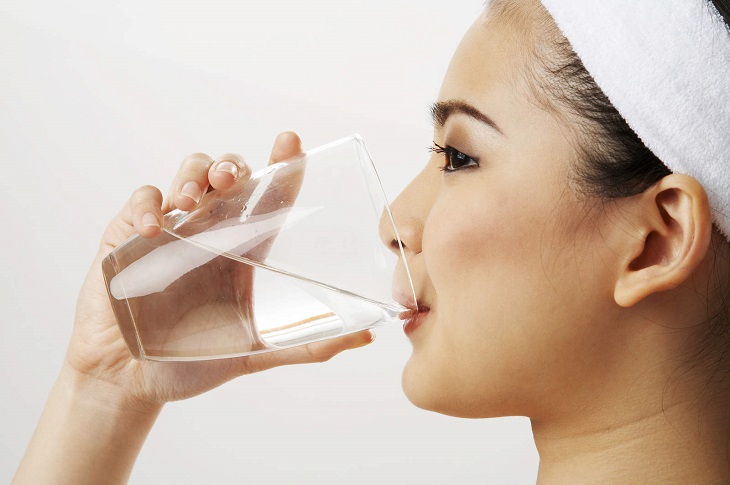 Súc miệng bằng nước muối hàng ngày để làm sạch và tránh rát họng