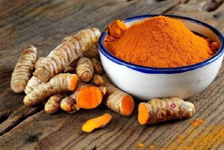 Dùng sữa chua không đường pha với bột nghệ tươi để chữa đau dạ dày